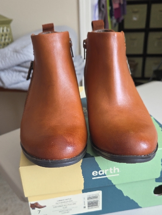 New Earth Tan Leather Side-Zip Ankle Booties Sz7 - Picture 2 of 6